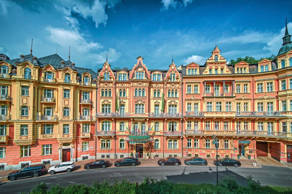 Wellness hotel Karlovy Vary: 12 nejlepších, které stojí za každou korunu 3 Barevná historická fasáda hotelu Carlsbad Plaza v Karlových Varech