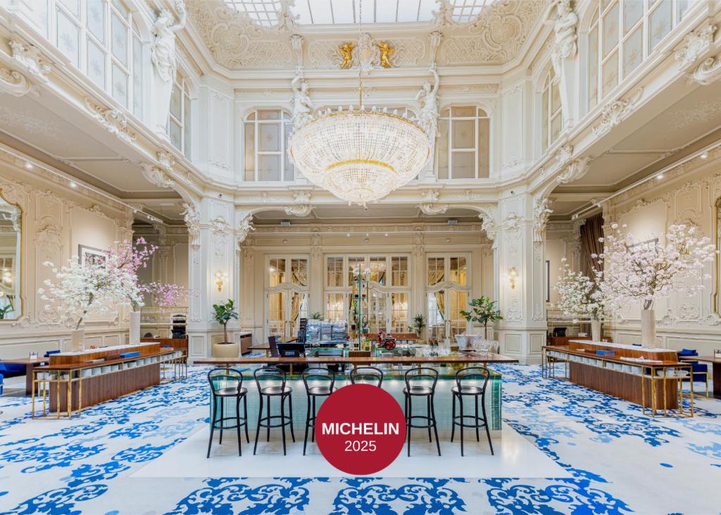 Wellness hotel Karlovy Vary: 12 nejlepších, které stojí za každou korunu 2 Reprezentační hala s lustrem v Grandhotelu Pupp v Karlových Varech