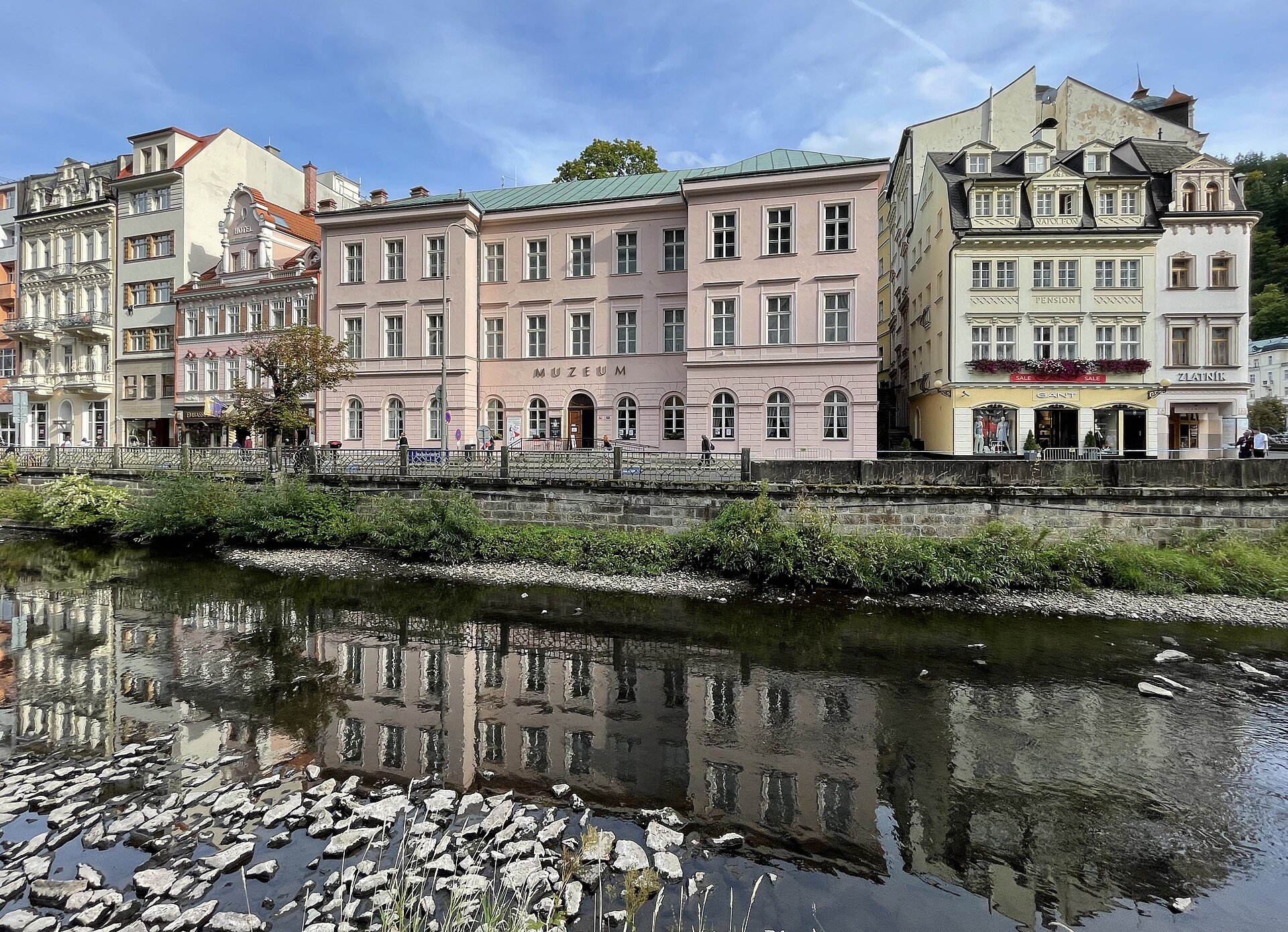 Wellness hotel Karlovy Vary: 12 nejlepších, které stojí za každou korunu 1 Barevné lázeňské domy nad řekou Teplá v centru Karlových Varů