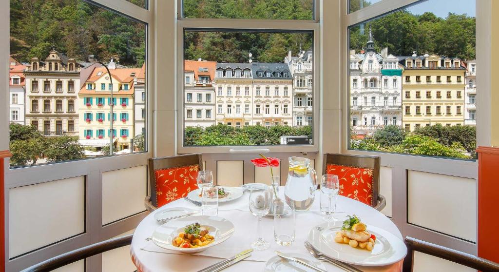 Wellness hotel Karlovy Vary: 12 nejlepších, které stojí za každou korunu 9 Výhled z restaurace hotelu Dvořák na barevné domy Karlových Varů