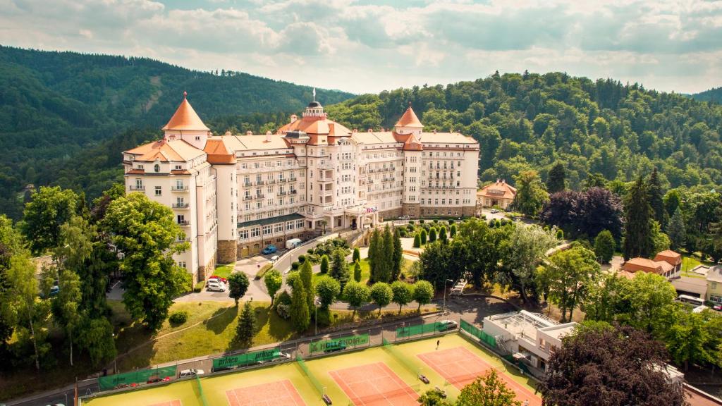 Wellness hotel Karlovy Vary: 12 nejlepších, které stojí za každou korunu 4 Spa Hotel Imperial na zalesněném kopci nad lázeňským údolím Karlových Varů