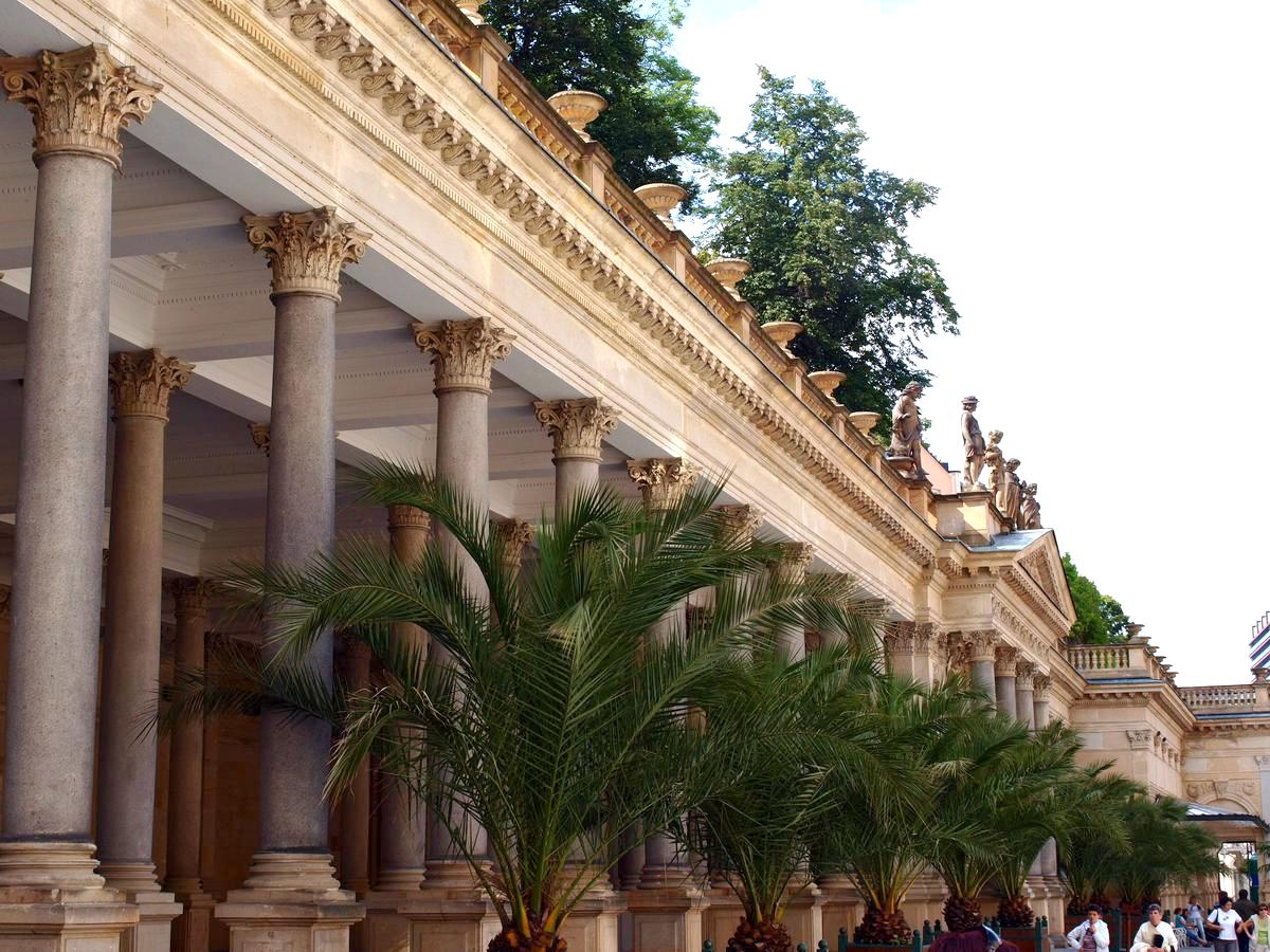 Wellness hotel Karlovy Vary: 12 nejlepších, které stojí za každou korunu 15 Korintské sloupy Mlýnské kolonády v Karlových Varech