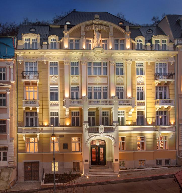 Wellness hotel Karlovy Vary: 12 nejlepších, které stojí za každou korunu 7 Osvětlená secesní fasáda hotelu Olympic Palace za soumraku, Karlovy Vary