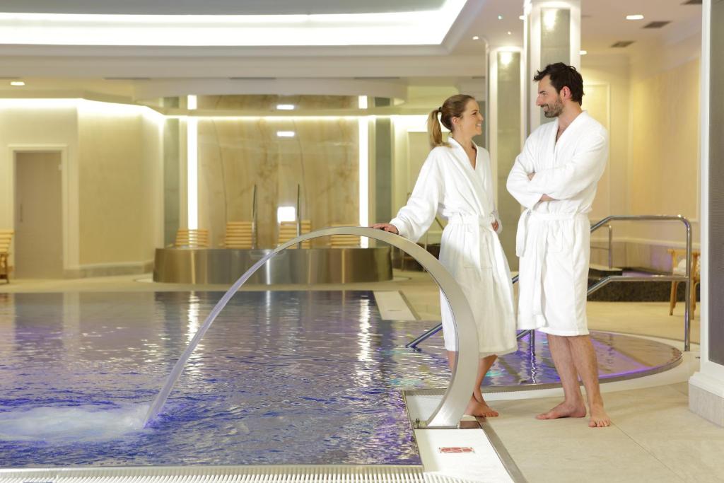 Wellness hotel Karlovy Vary: 12 nejlepších, které stojí za každou korunu 13 Pár v županech u wellness bazénu Parkhotelu Richmond v Karlových Varech