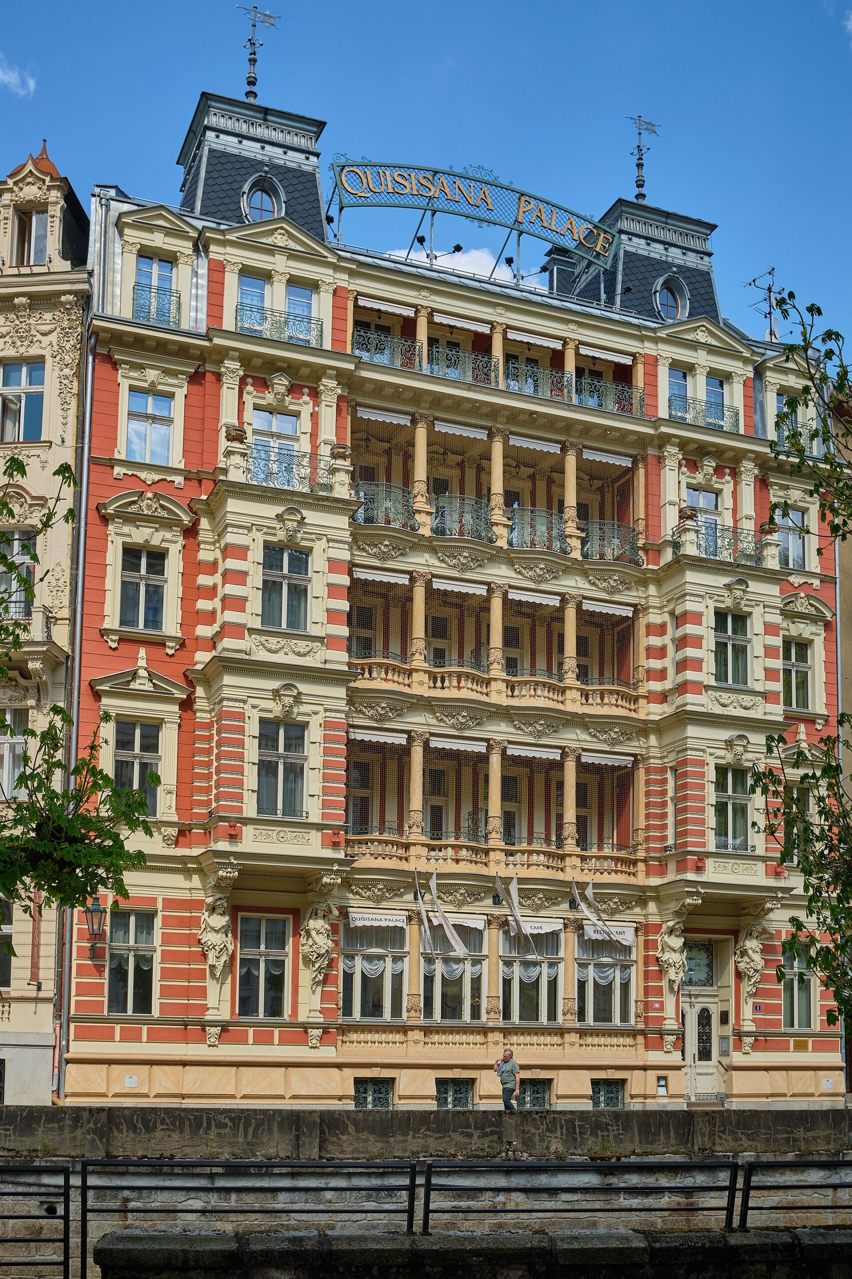 Wellness hotel Karlovy Vary: 12 nejlepších, které stojí za každou korunu 6 Historická fasáda butikového hotelu Quisisana Palace v Karlových Varech