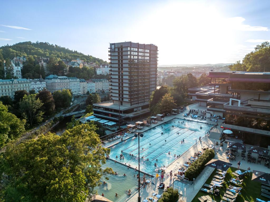Wellness hotel Karlovy Vary: 12 nejlepších, které stojí za každou korunu 11 Proslulý venkovní termální bazén Spa Hotelu Thermal nad Karlovými Vary