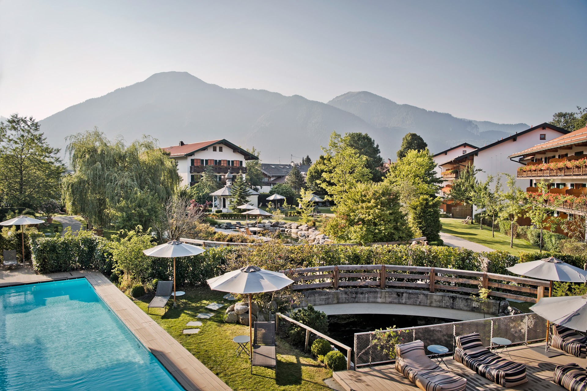 Spa & Resort Bachmair Weissach u jezera Tegernsee — venkovní bazén a zahrady