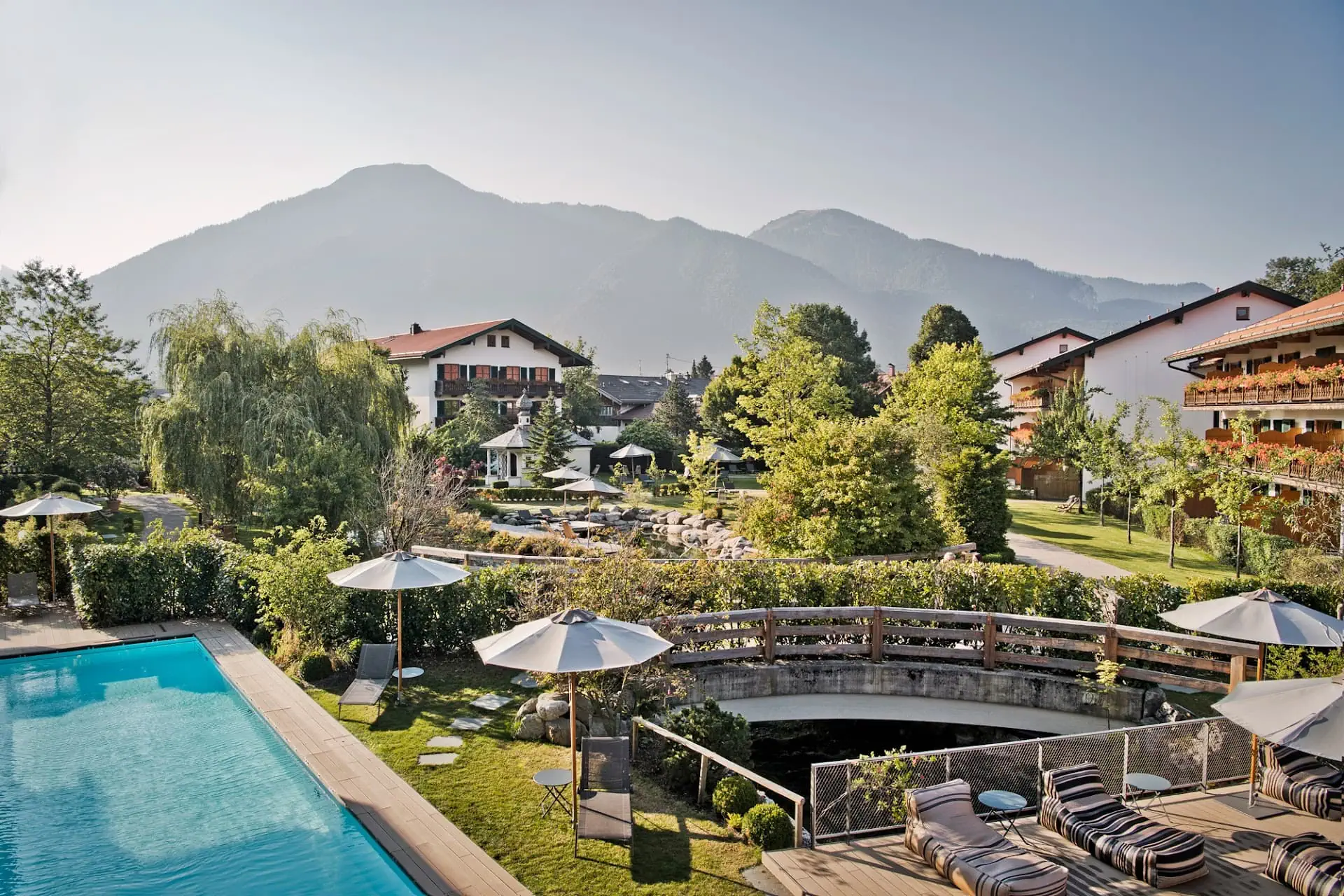 Spa & Resort Bachmair Weissach sul lago Tegernsee — piscina esterna e giardini