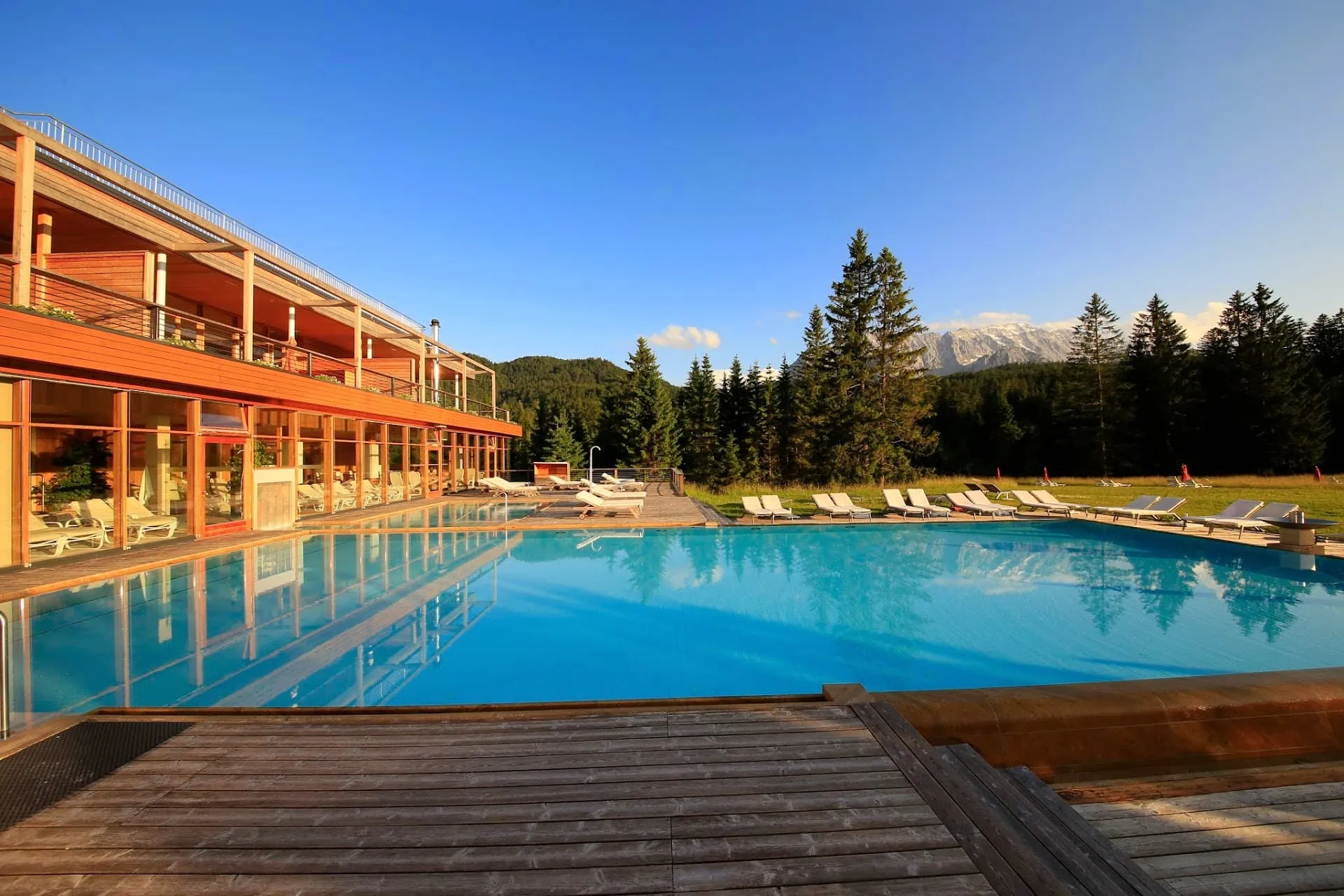 Das Kranzbach — piscina esterna con vista sulle Alpi Bavaresi