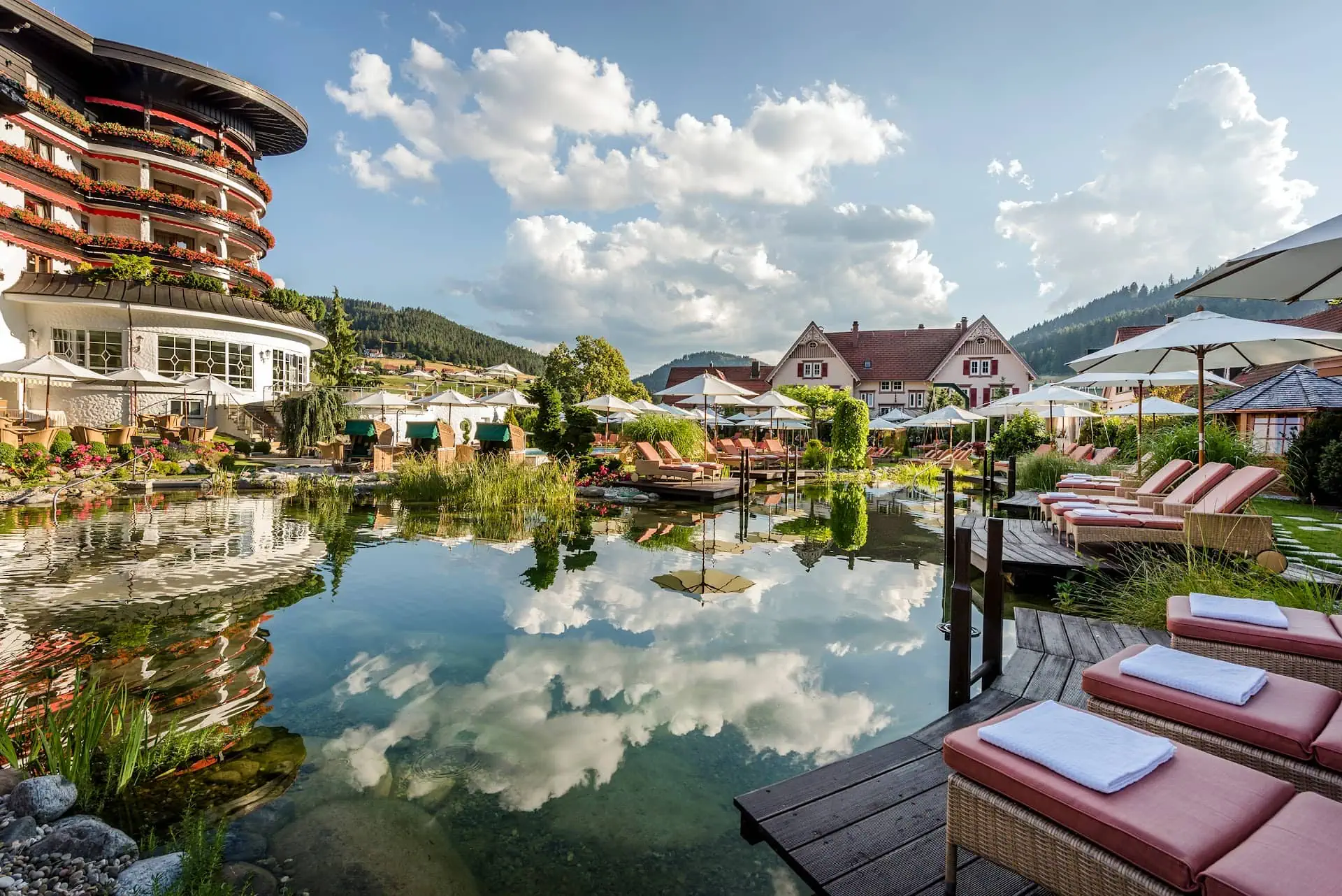 Hotel Bareiss nella Foresta Nera — laghetto naturale con lettini