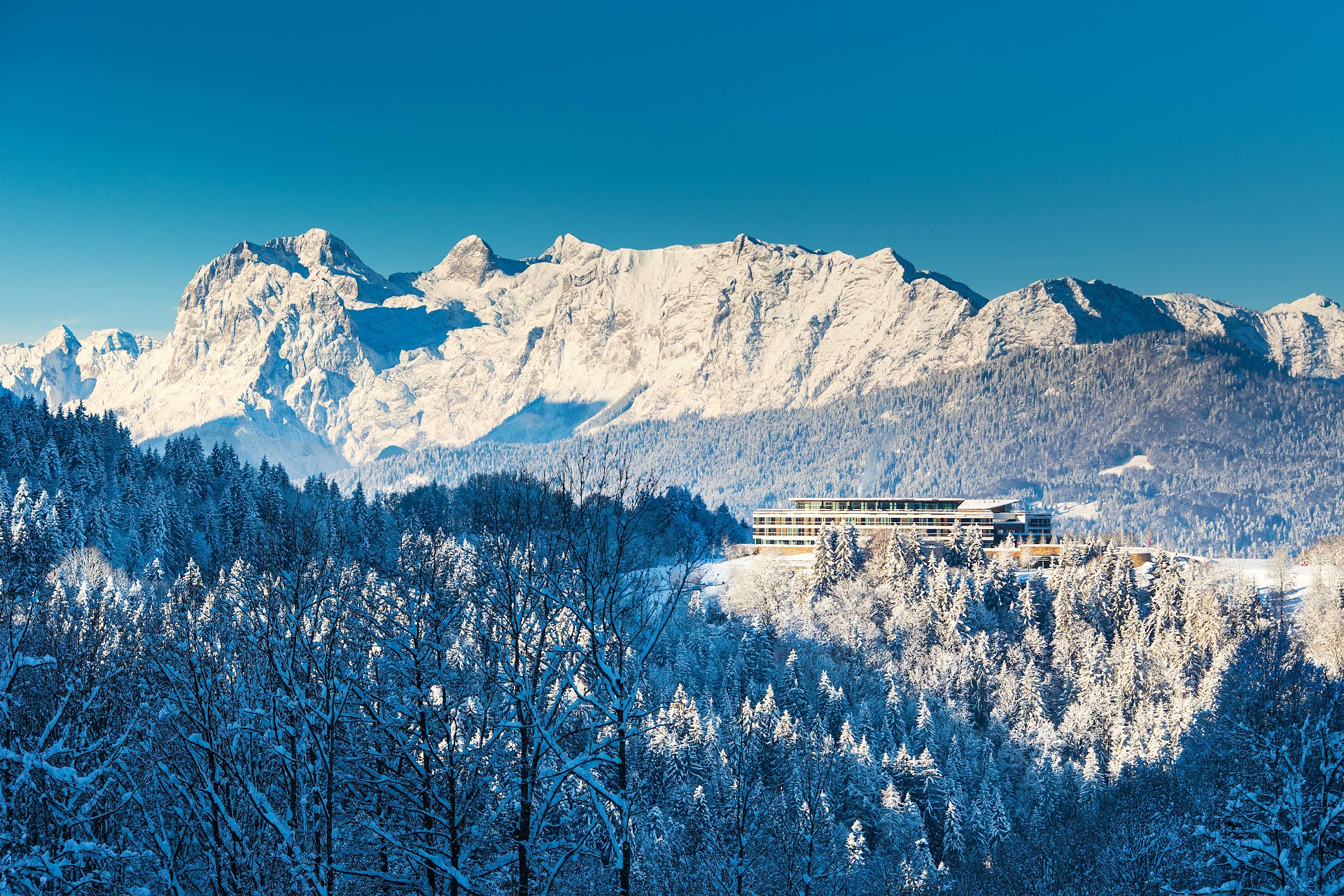 Kempinski Hotel Berchtesgaden — luxusní hotel vysoko v zasněžených Alpách