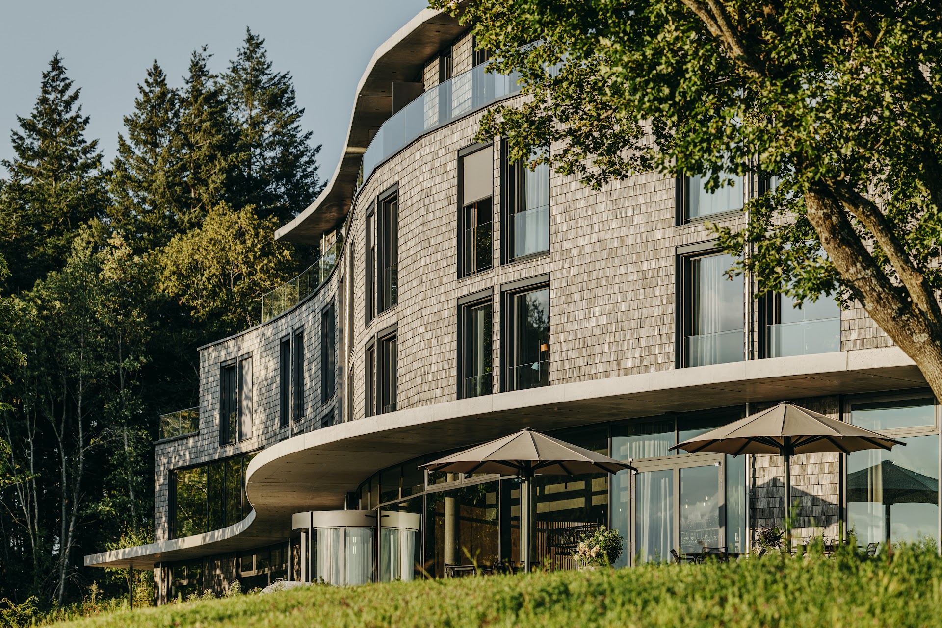 Luisenhöhe Gesundheitsresort — moderní architektura nad Freiburgem