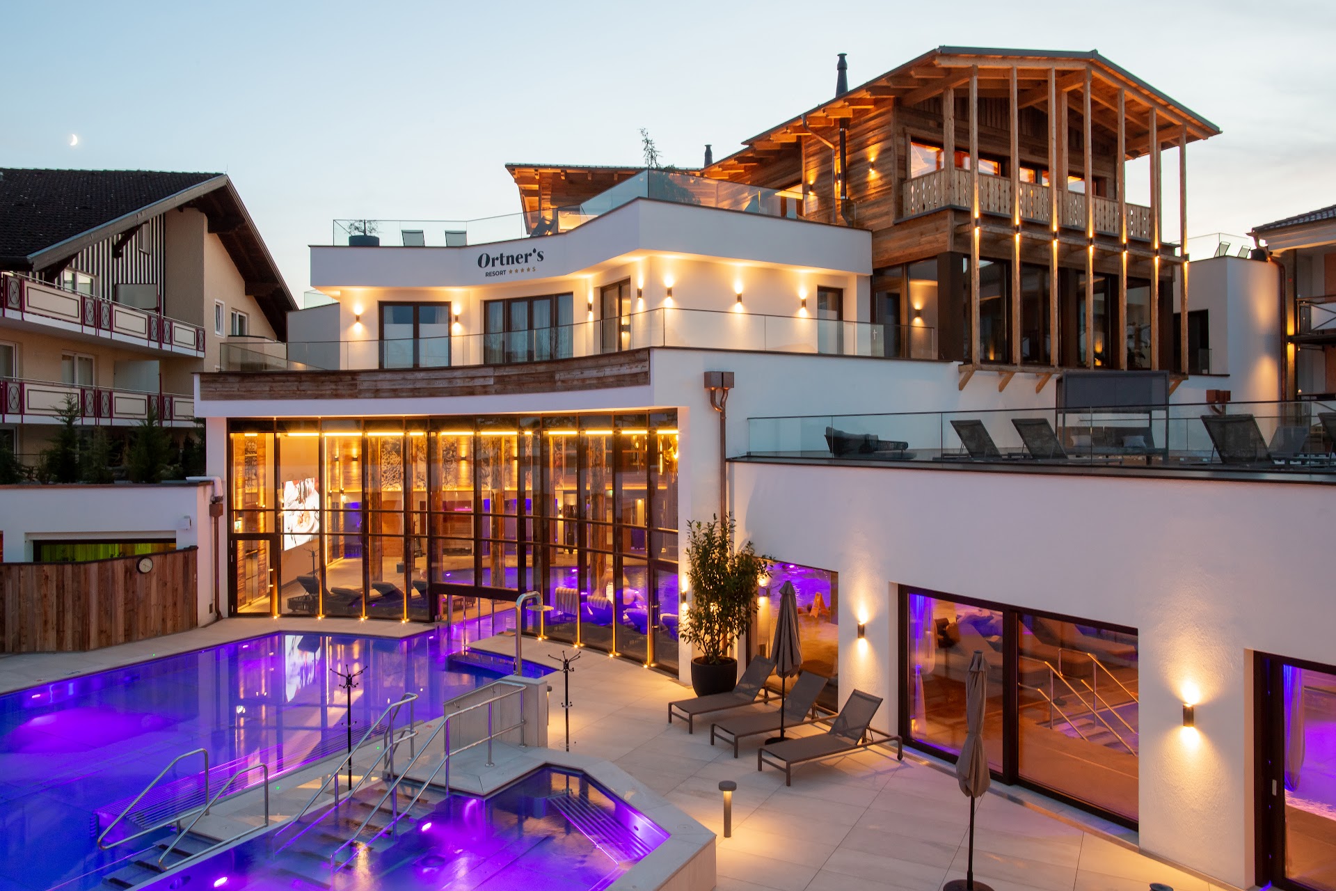 Ortner's Resort v Bad Füssing — večerní termální bazény s vlastním pramenem