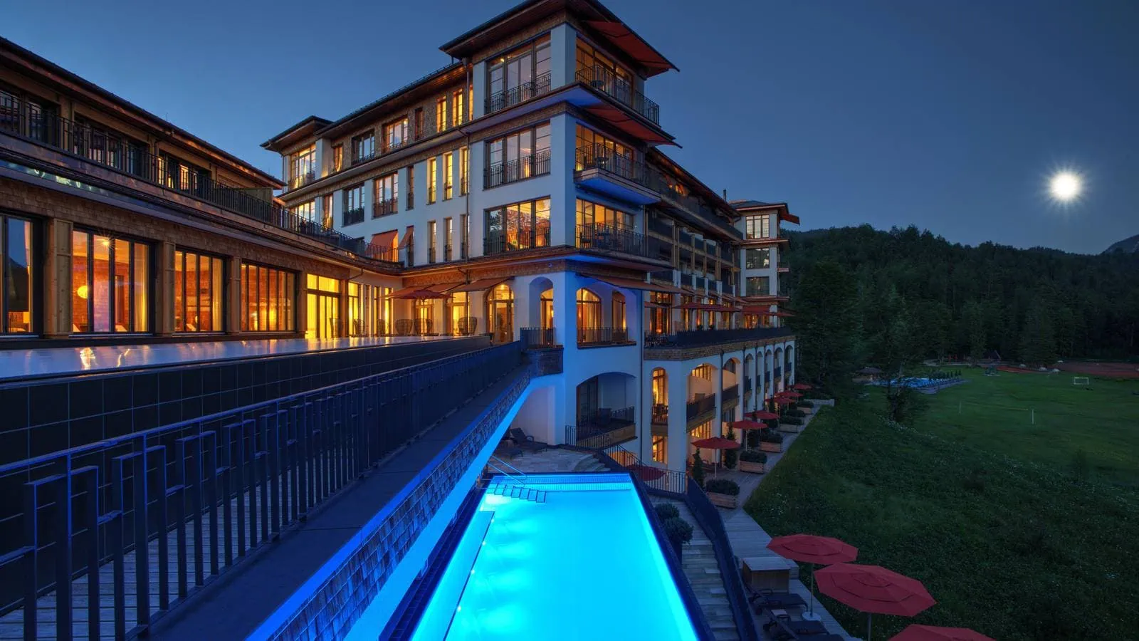 Schloss Elmau — vista serale sul lussuoso resort spa con piscina esterna