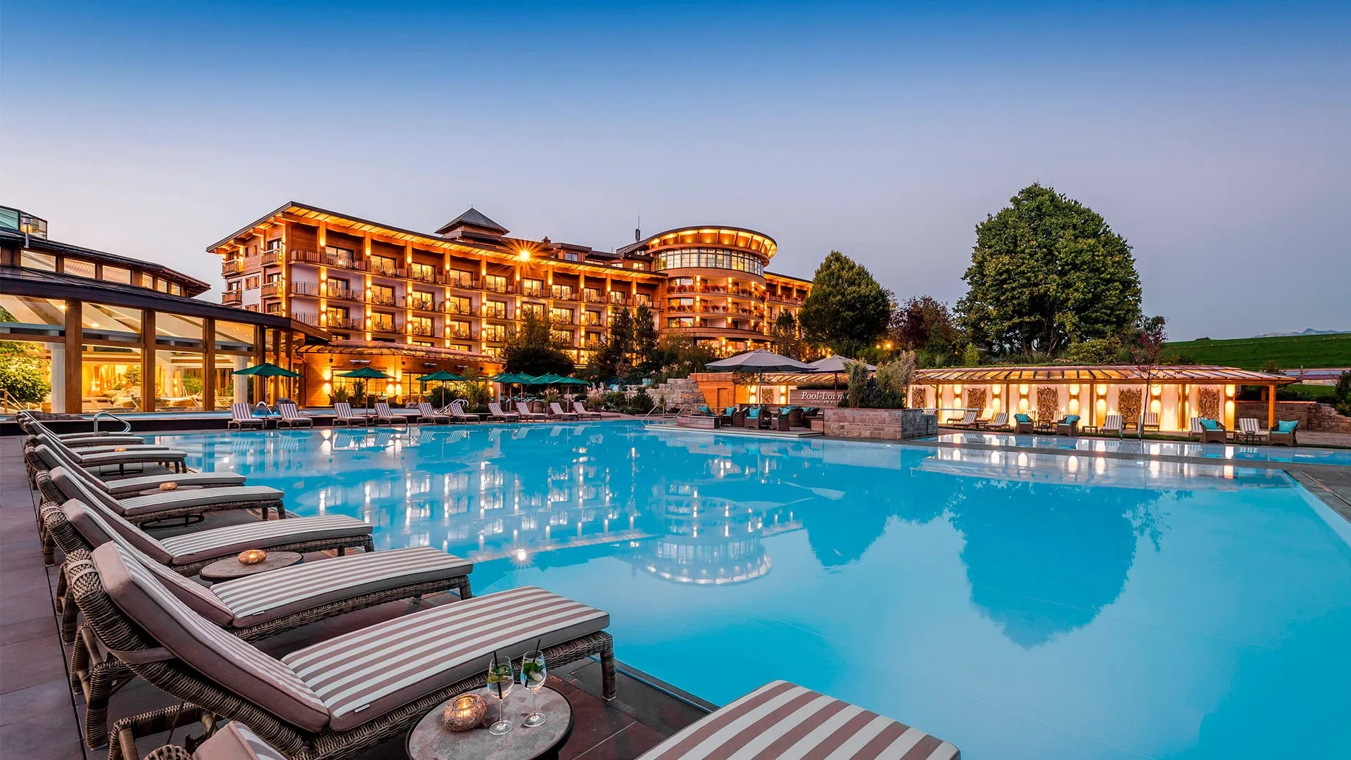 Sonnenalp Resort — atmosfera serale in piscina esterna in Allgäu