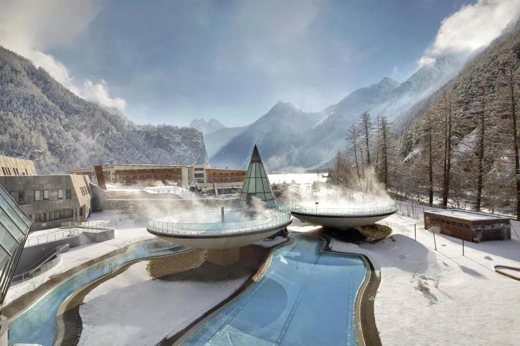 AQUA DOME – unoszące się termalne baseny w Längenfeld, Tyrol