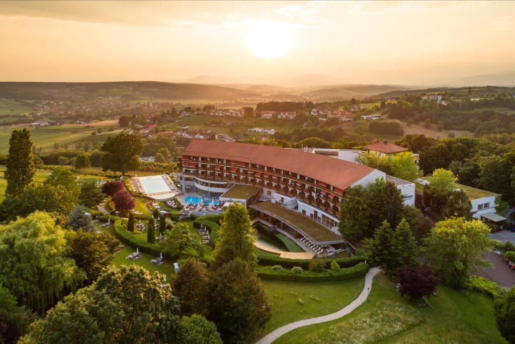 Wellness hotely v Rakousku: 12 míst, kam se budete vracet rok co rok 9 Letecký pohled na Hotel & Spa Der Steirerhof v Bad Waltersdorf za západu slunce