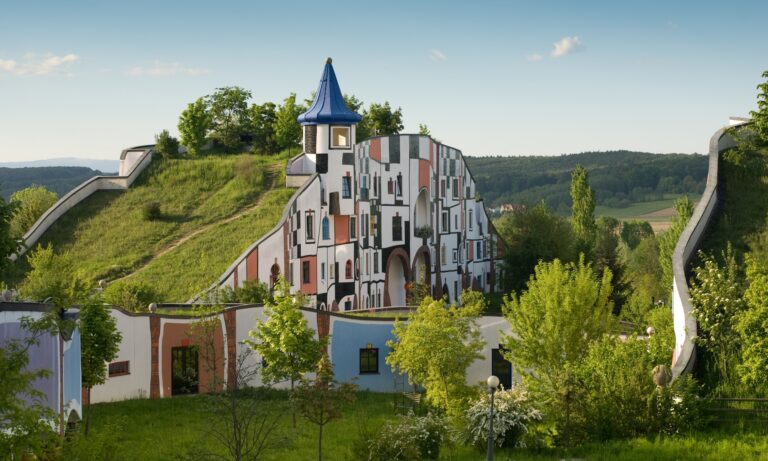 Barevná Hundertwasserova architektura termálního resortu Rogner Bad Blumau