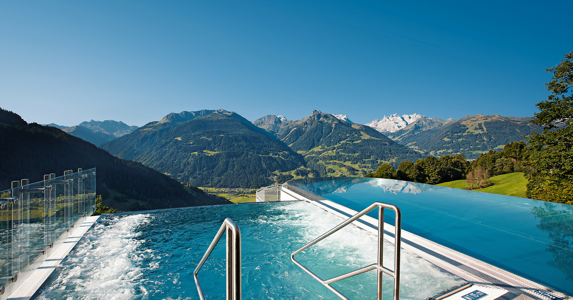 Wellness hotely v Rakousku: 12 míst, kam se budete vracet rok co rok 12 Infinity Sky Pool hotelu Fernblick Montafon s panoramatem hor