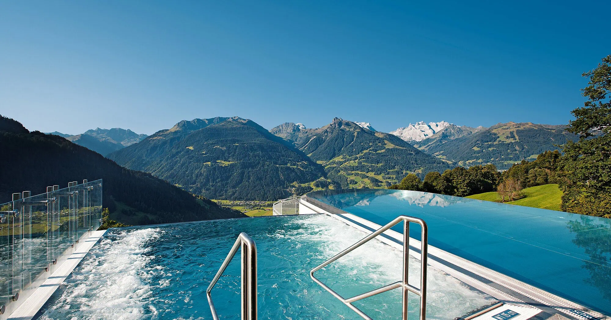 Infinity Sky Pool hotelu Fernblick Montafon z panoramą górską