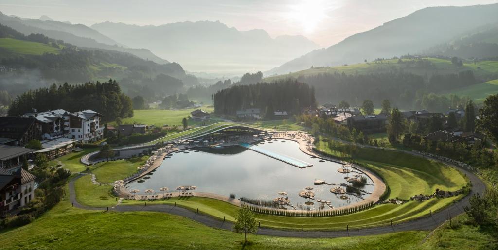 Wellness hotely v Rakousku: 12 míst, kam se budete vracet rok co rok 5 Přírodní jezero a 50m infinity bazén resortu Krallerhof ATMOSPHERE v Leogangu za úsvitu