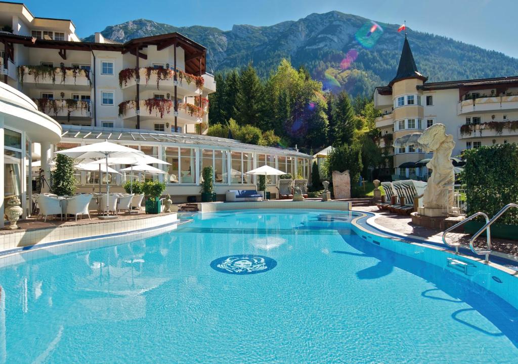 Wellness hotely v Rakousku: 12 míst, kam se budete vracet rok co rok 4 Venkovní bazén Posthotelu Achenkirch s alpským panoramatem u Achensee