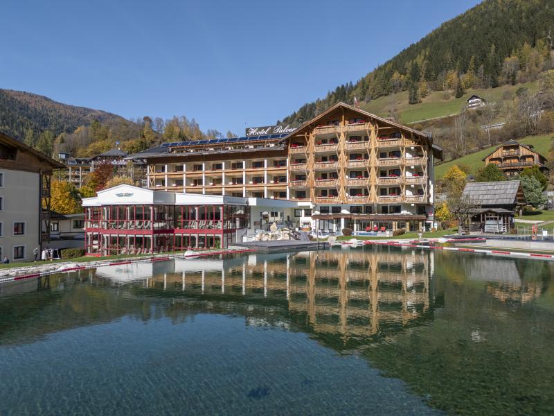 Wellness hotely v Rakousku: 12 míst, kam se budete vracet rok co rok 10 Thermenwelt Hotel Pulverer s přírodním koupacím jezírkem v Bad Kleinkirchheim