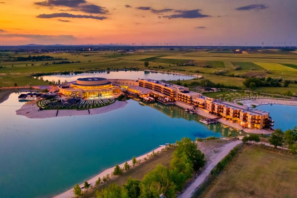 Wellness hotely v Rakousku: 12 míst, kam se budete vracet rok co rok 13 Letecký pohled na ST. MARTINS Therme & Lodge u Neziderského jezera za soumraku