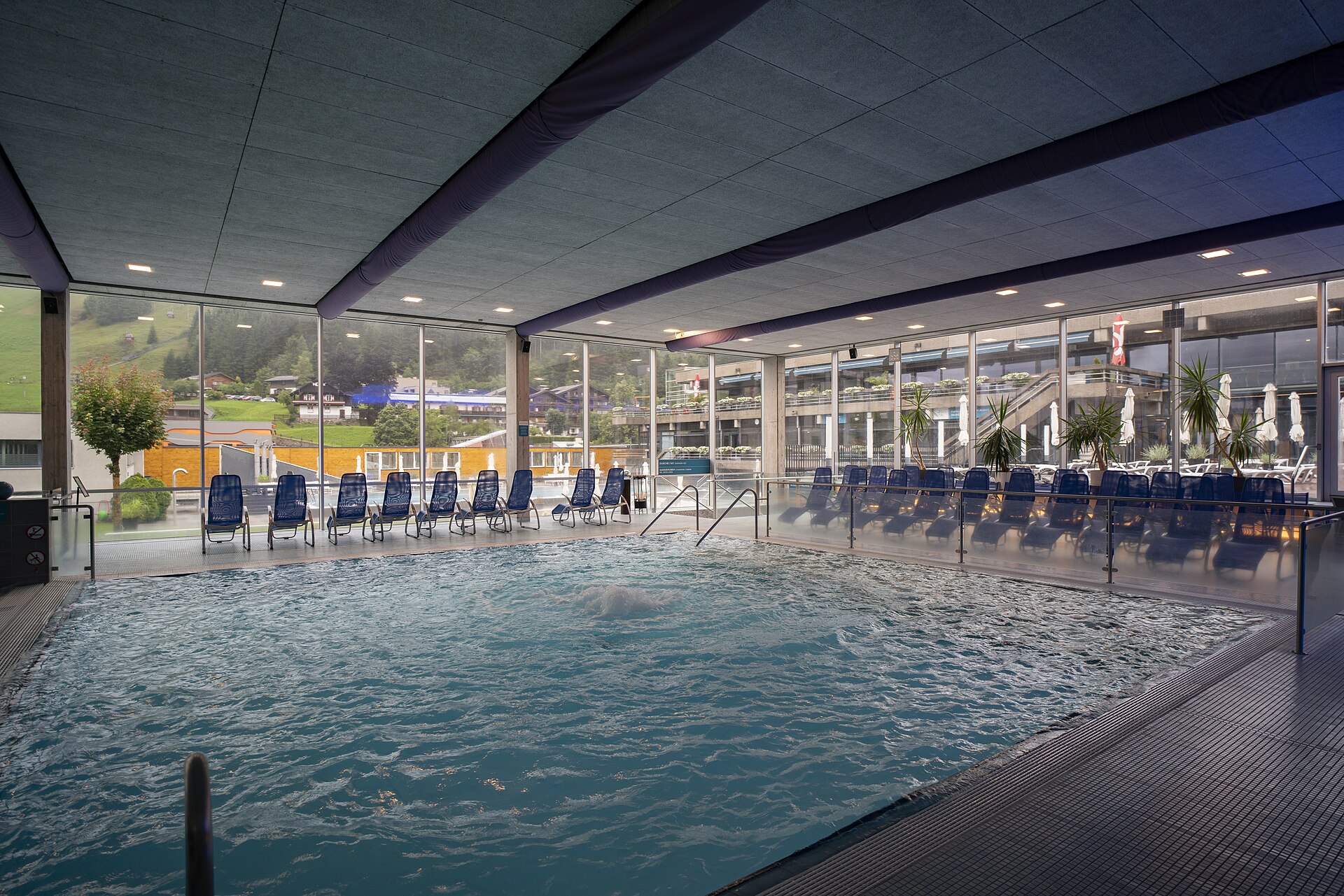Wellness hotely v Rakousku: 12 míst, kam se budete vracet rok co rok 14 Vnitřní termální bazén Felsentherme v Bad Gastein s výhledem na hory