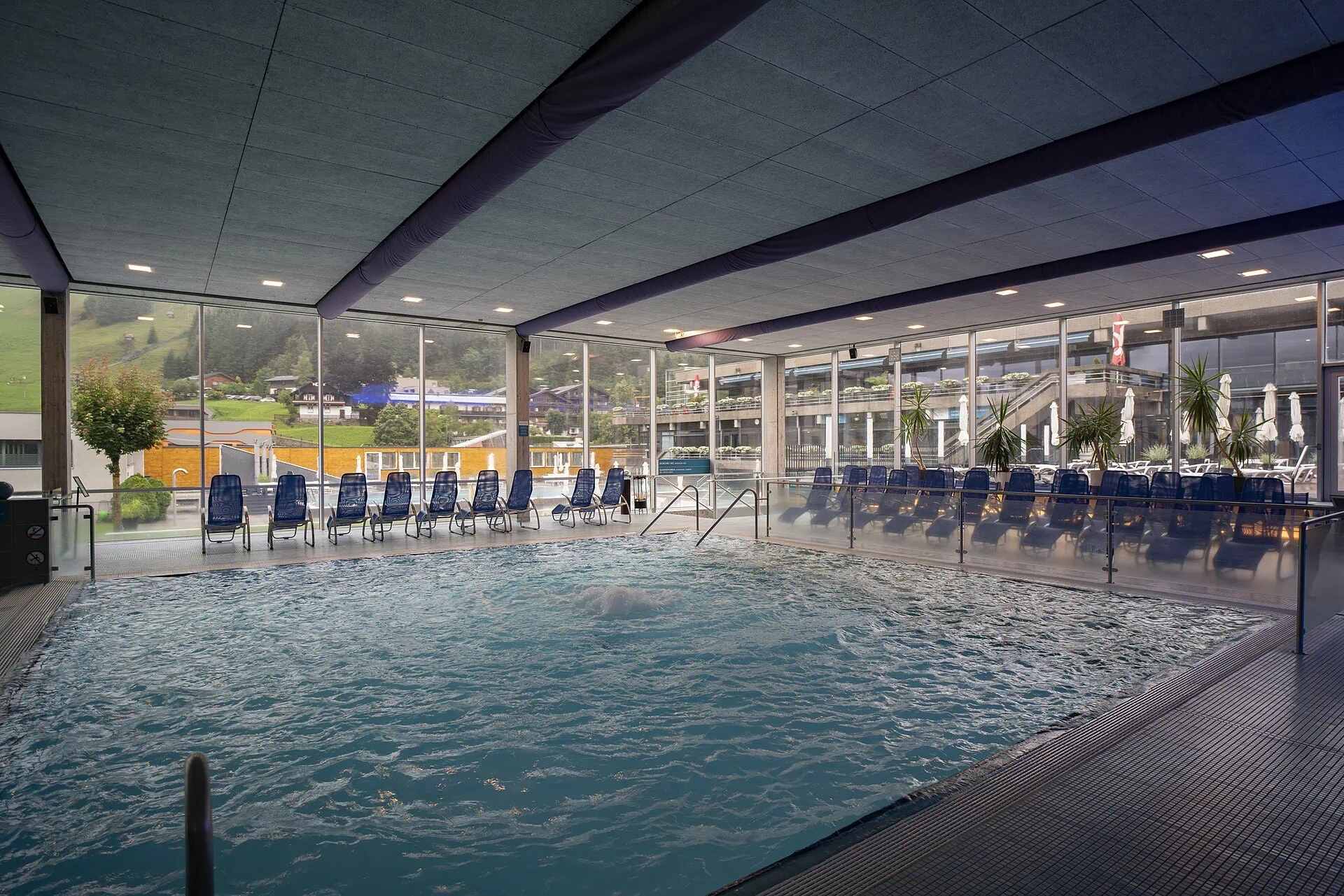 Kryty basen termalny Felsentherme w Bad Gastein z widokiem na góry