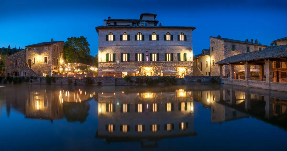 Il palazzo rinascimentale dell'Albergo Le Terme al tramonto sulla piazza termale di Bagno Vignoni