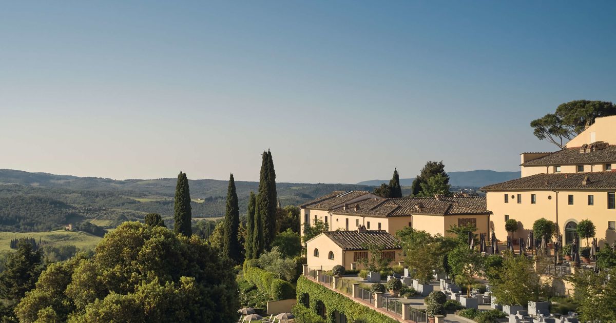 Wellness hotely v Toskánsku: 12 termálních lázní, které znali už Římané 11 Resort COMO Castello del Nero s výhledem na toskánské kopce v Chianti