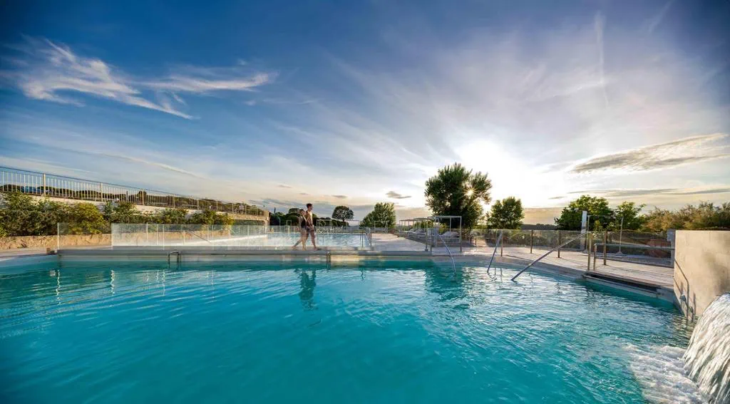 Piscine termali di San Giovanni Terme Rapolano al tramonto nel paesaggio delle Crete Senesi