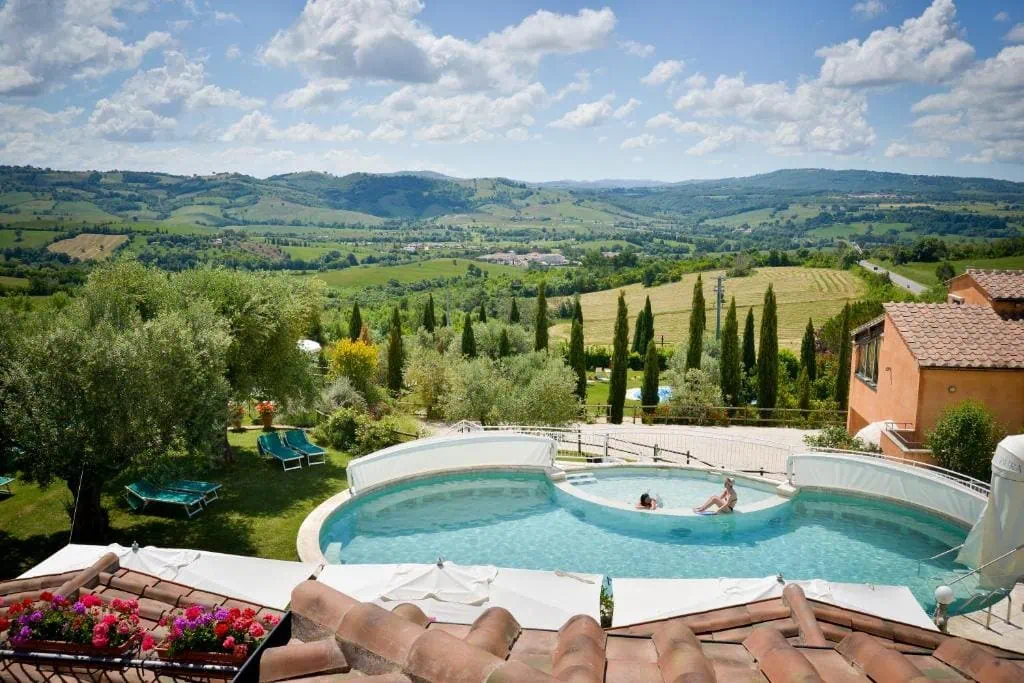 Piscina dell'Hotel Saturno Fonte Pura con panorama sulla valle toscana vicino a Saturnia