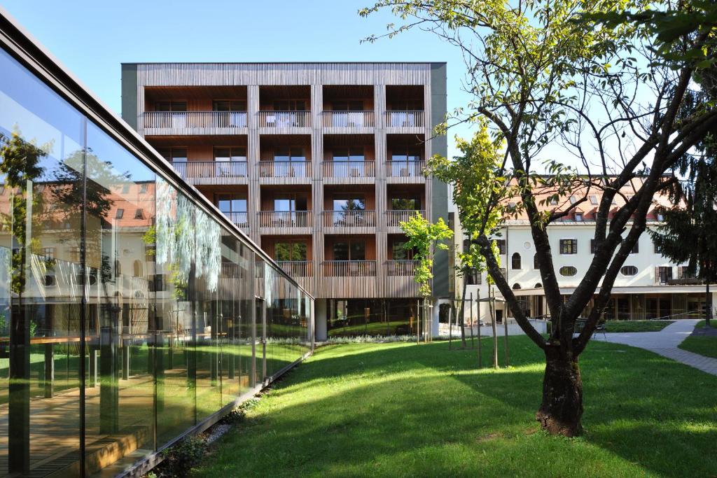Wellness hotely ve Slovinsku a Chorvatsku: 12 termálních klenotů za hubičku 9 Designový dřevěný Hotel Balnea v lázeňském parku Dolenjske Toplice