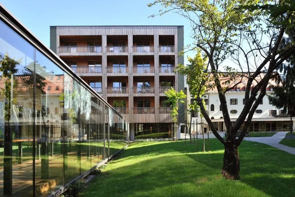 Dizajnový drevený Hotel Balnea v kúpeľnom parku Dolenjske Toplice