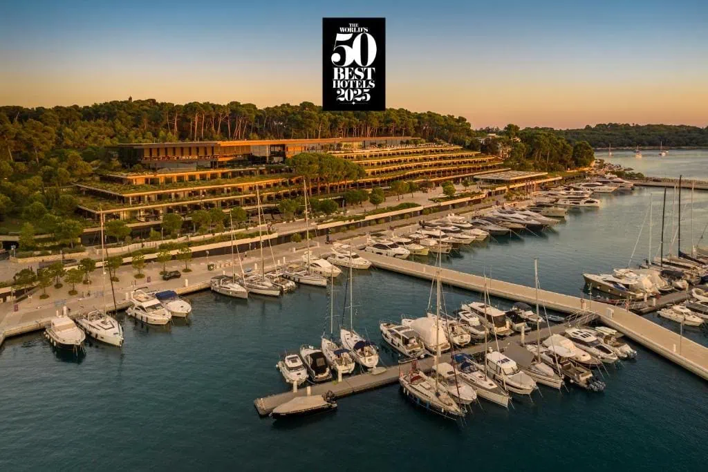 Letecký pohľad na Grand Park Hotel Rovinj a marinu v Istrii za západu slnka
