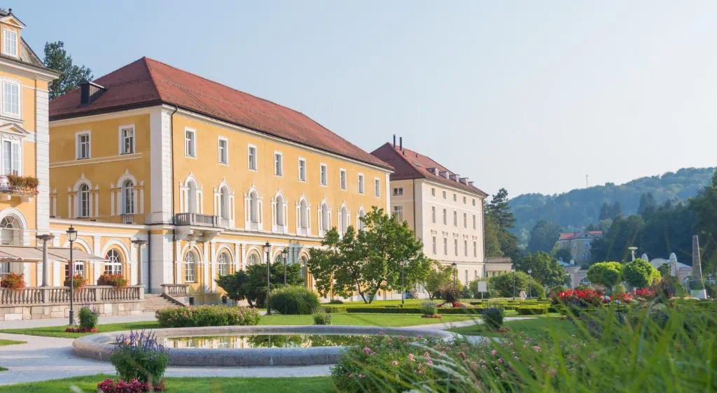Žltá belle époque budova Grand Hotela Rogaška so záhradami