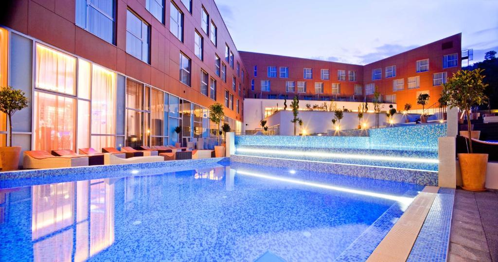 Wellness hotely ve Slovinsku a Chorvatsku: 12 termálních klenotů za hubičku 12 Nasvícený venkovní bazén hotelu Terme Sveti Martin za soumraku