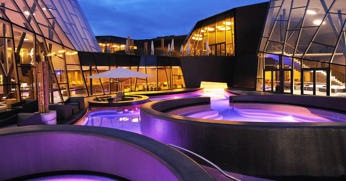 Wellness hotely ve Slovinsku a Chorvatsku: 12 termálních klenotů za hubičku 3 Nasvícené bazény wellness Orhidelia v Terme Olimia za soumraku