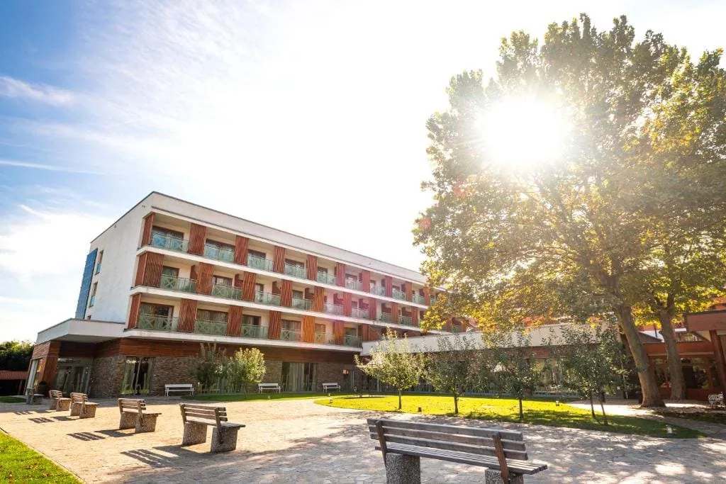 Hotel Atrij v Terme Zreče s parkom za slnečného dňa