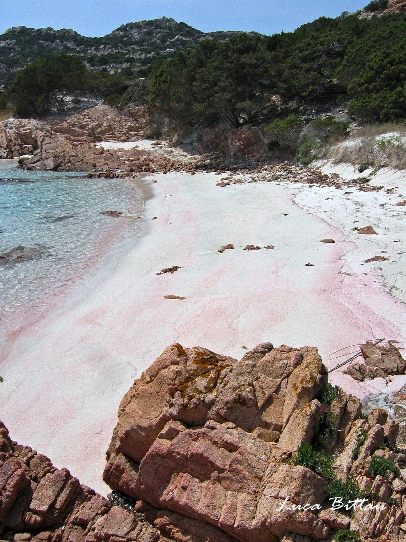 Souostroví La Maddalena: 10 tipů na ráj severu Sardinie 7 6. Ostrov Budelli a zakázaná Růžová pláž (Spiaggia Rosa)