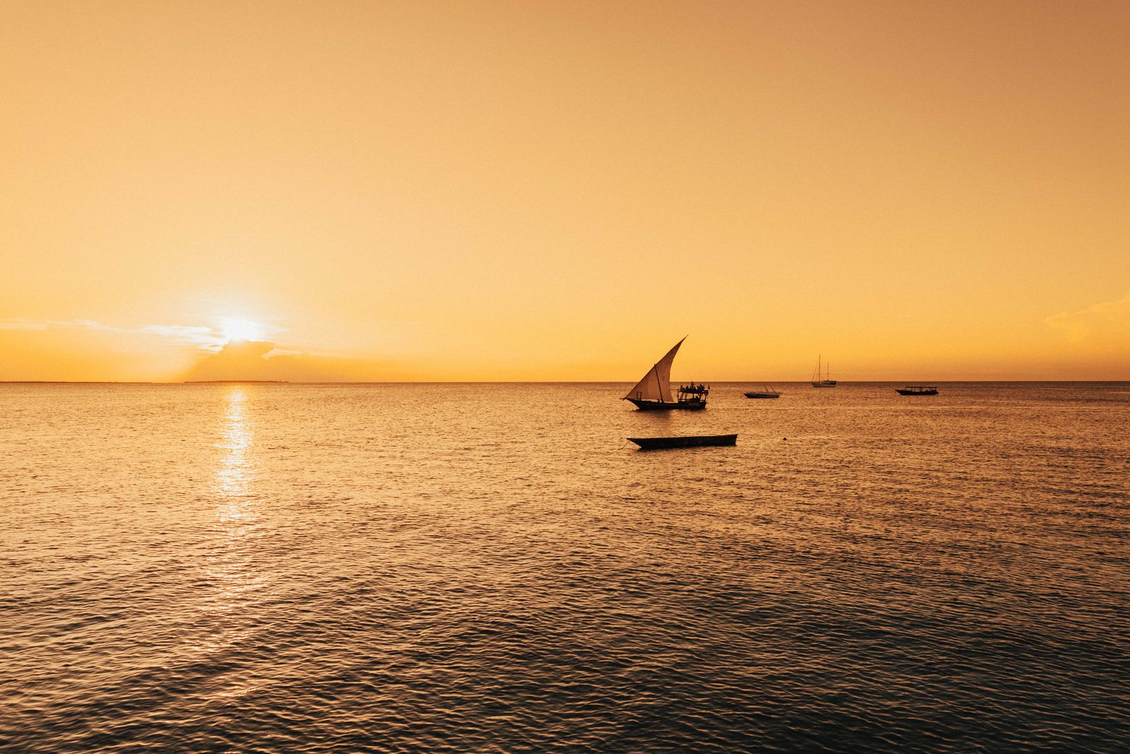 Zanzibar (Tanzania): 21 wskazówek co zobaczyć i kiedy jechać w 2026 1 Tradycyjna łódź dhow o zachodzie słońca u wybrzeży Zanzibaru