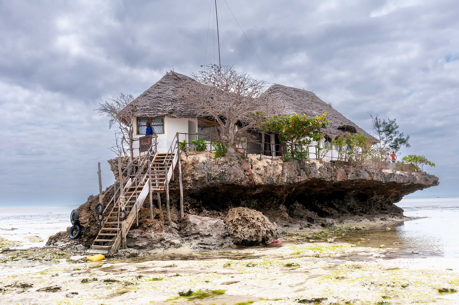 Zanzibar (Tanzania): 21 wskazówek co zobaczyć i kiedy jechać w 2026 18 Słynna restauracja The Rock na skale w morzu
