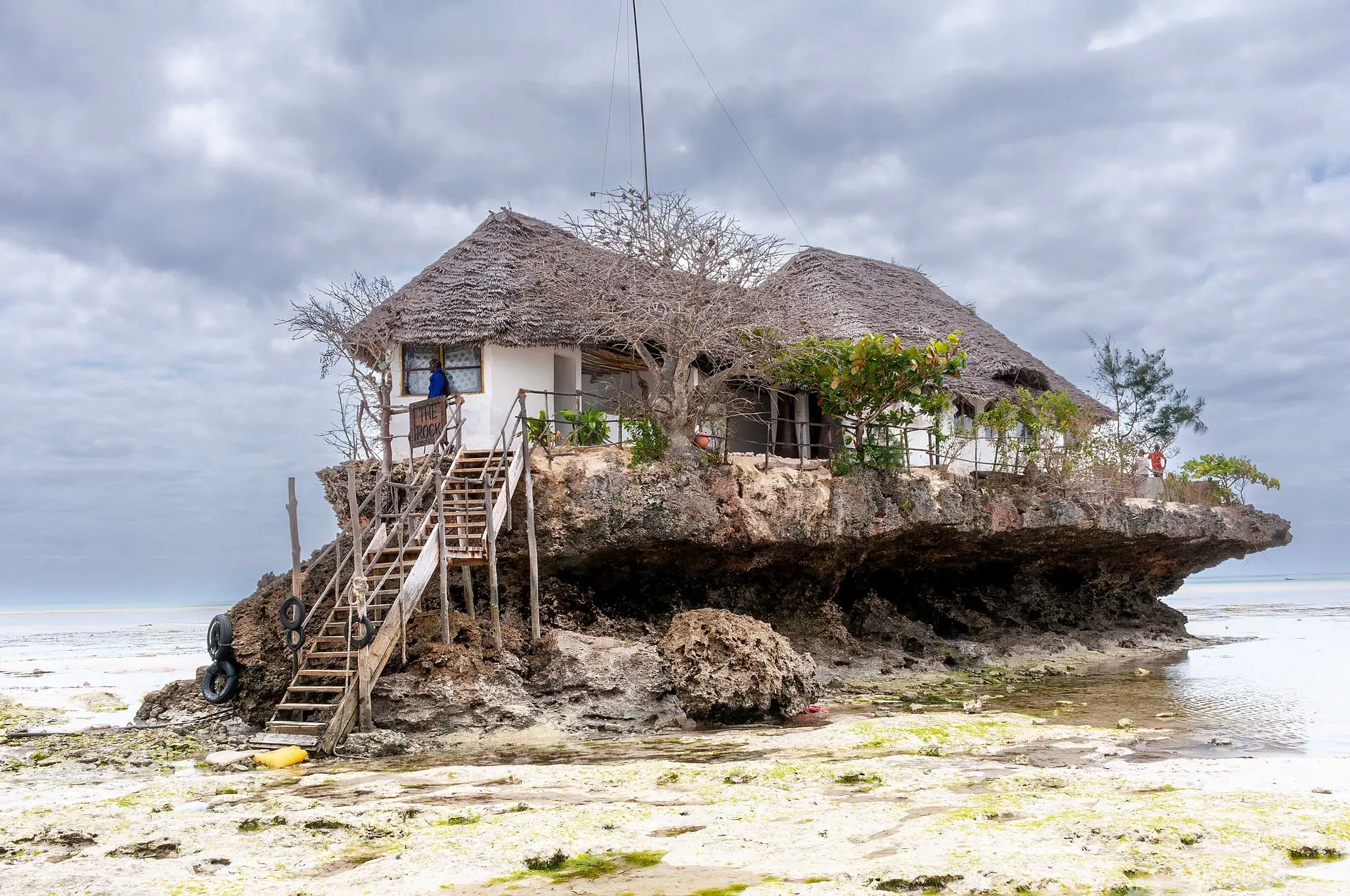 Zanzibár utazás: 21 tipp, mit érdemes látni és mikor menj 2026-ban 18 A híres The Rock étterem egy tengeri sziklán