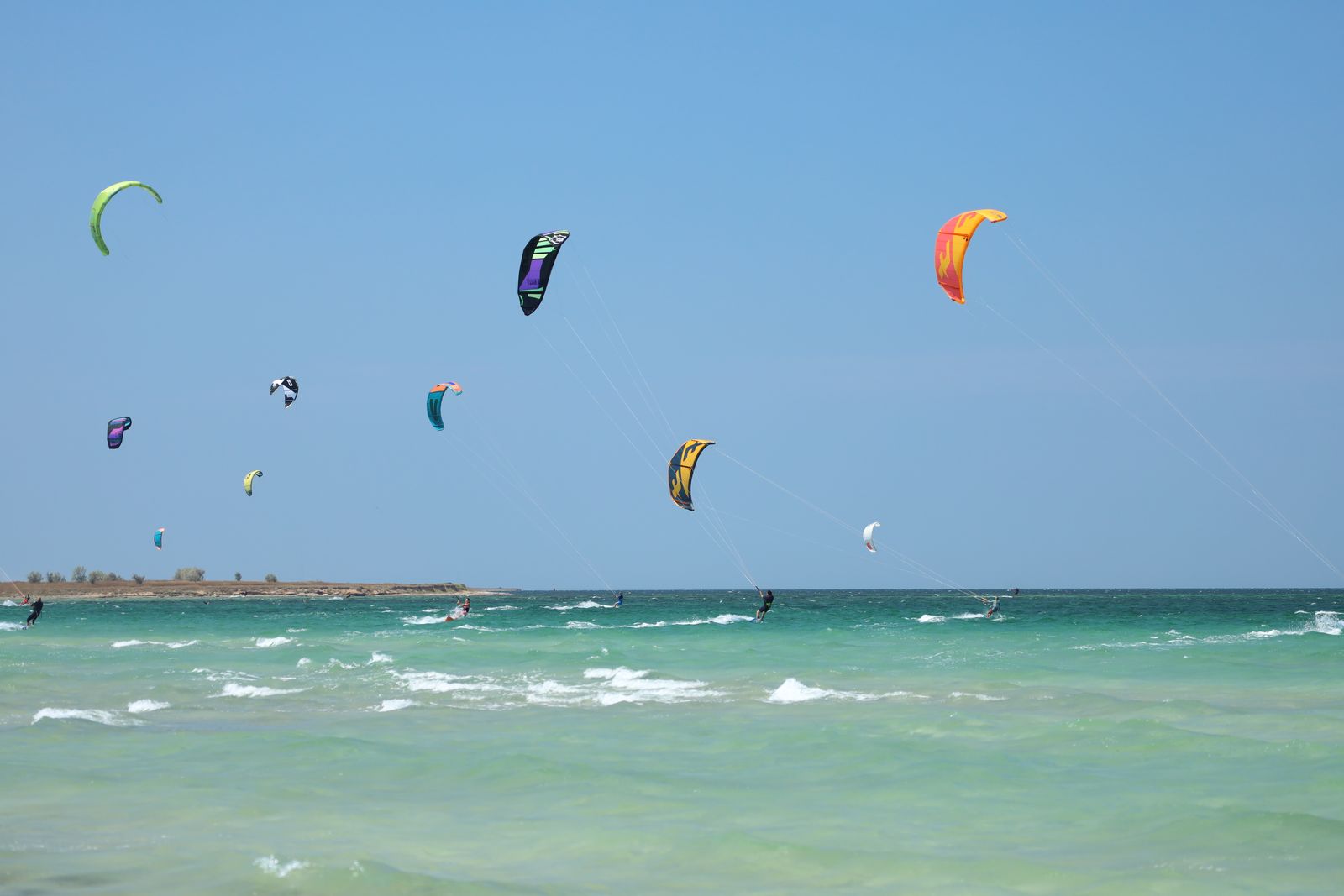 Zanzibar (Tanzania): 21 wskazówek co zobaczyć i kiedy jechać w 2026 19 Kitesurfing w turkusowej lagunie u Paje
