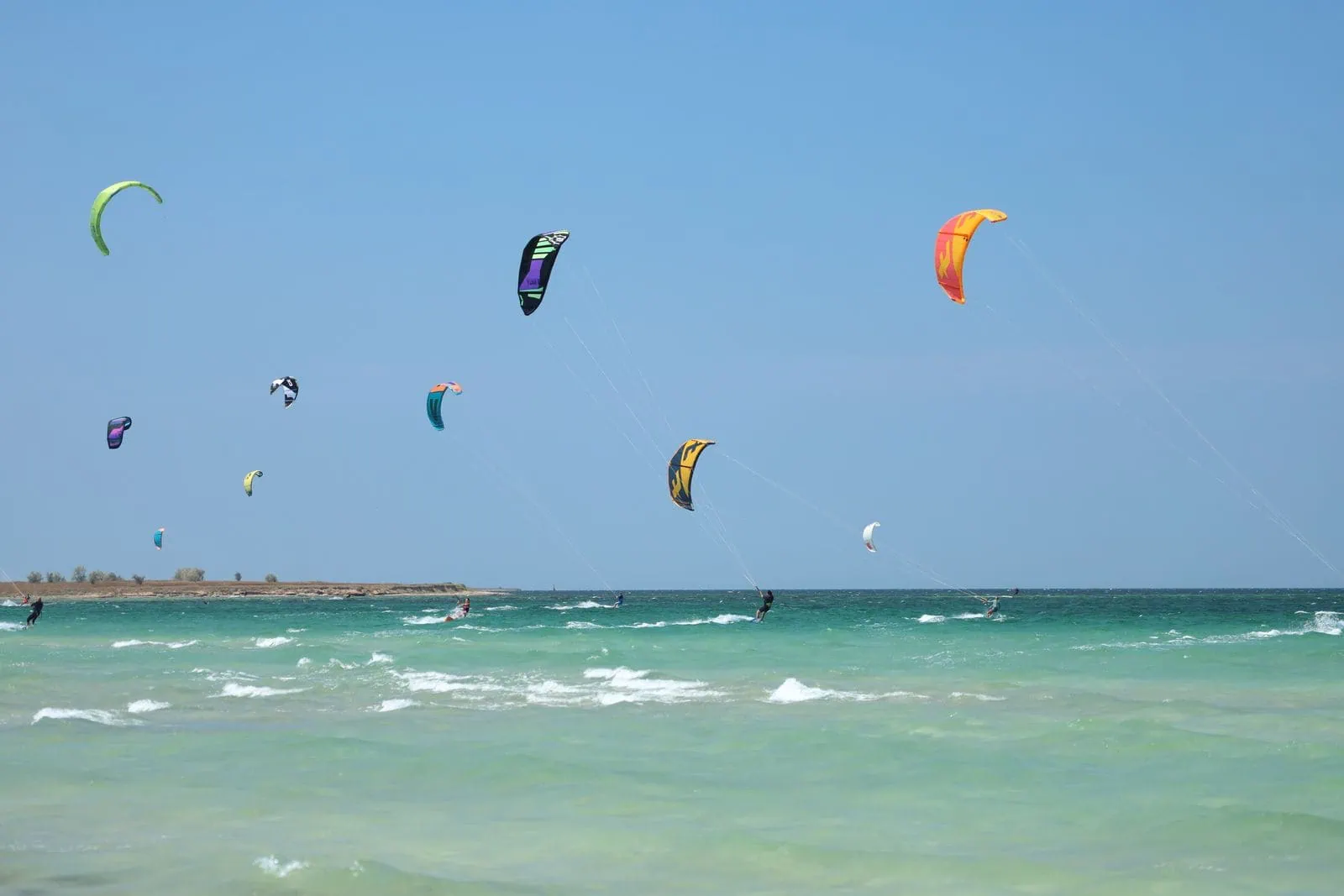 Zanzibár utazás: 21 tipp, mit érdemes látni és mikor menj 2026-ban 19 Kitesurfözés a türkizkék lagúnában Paje mellett