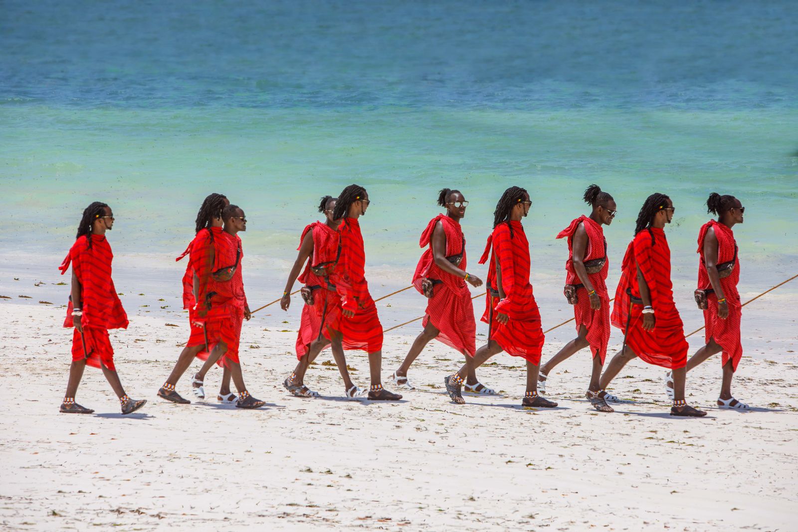 Zanzibar (Tanzania): 21 wskazówek co zobaczyć i kiedy jechać w 2026 7 Masajowie na zanzibarskiej plaży