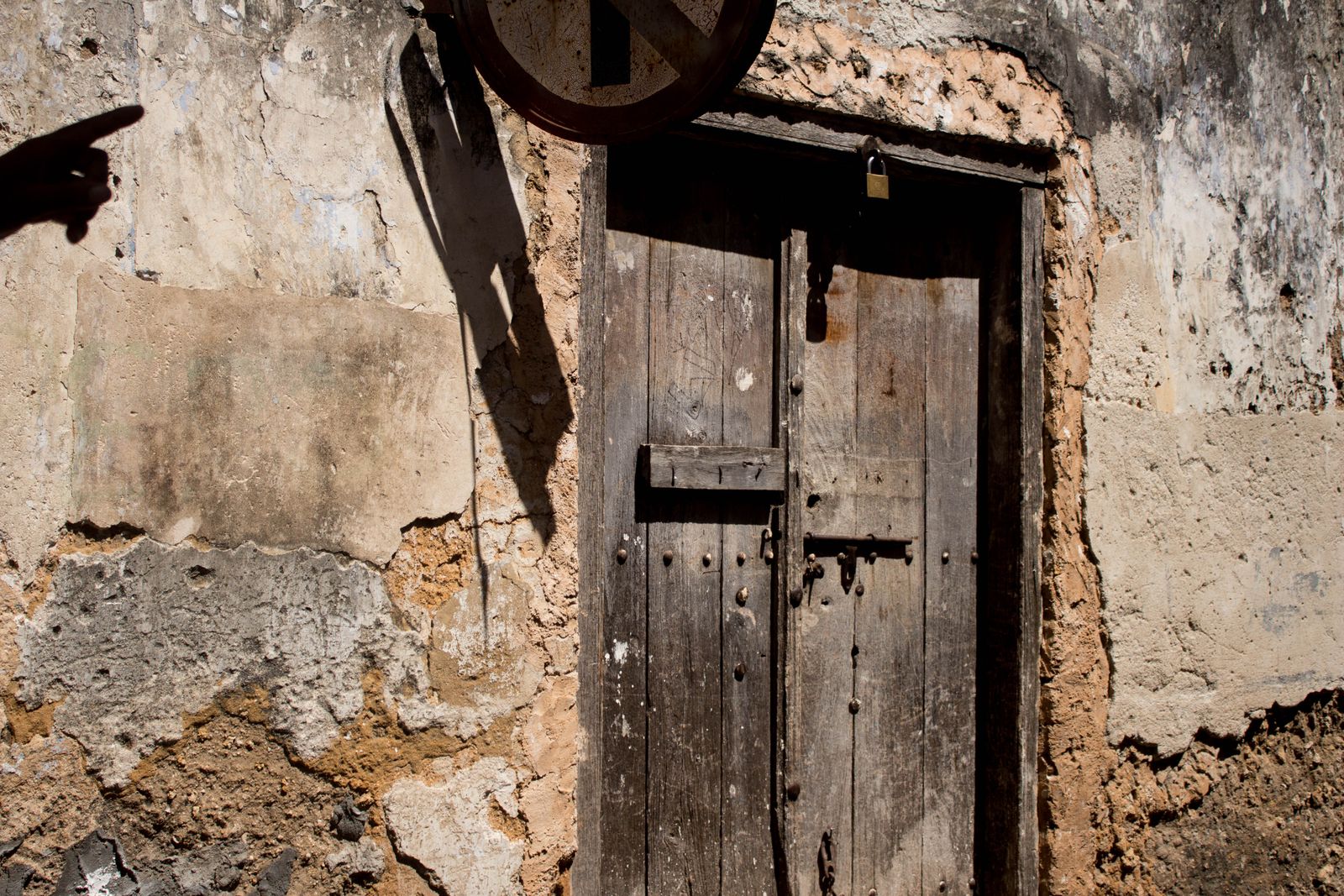 Zanzibar (Tanzania): 21 wskazówek co zobaczyć i kiedy jechać w 2026 9 Rzeźbione drzwi w Stone Town