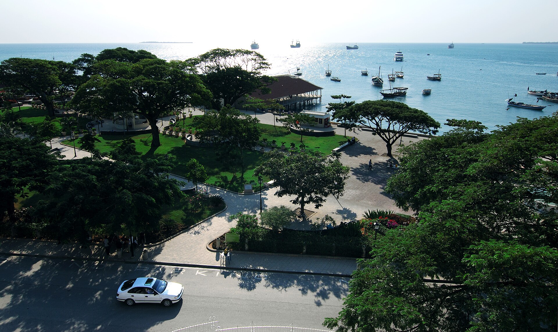 Zanzibar (Tanzania): 21 wskazówek co zobaczyć i kiedy jechać w 2026 10 Ogrody Forodhani, wieczorny food market w Stone Town